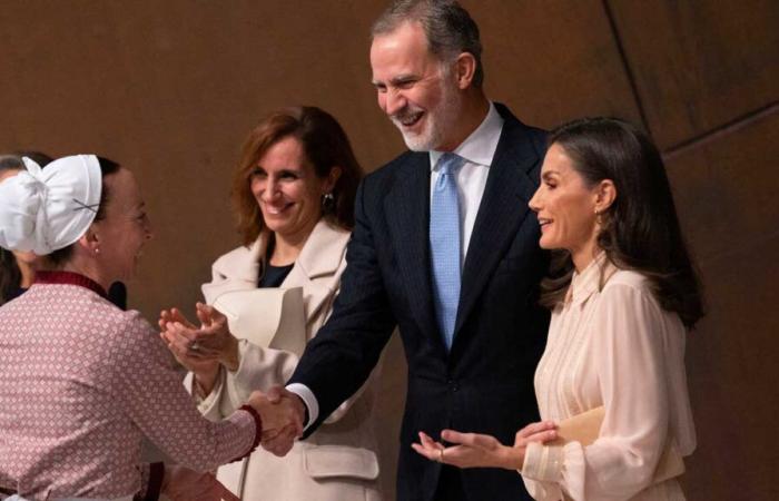 La regina Letizia conclude romanticamente la sua settimana con il re Filippo all’opera