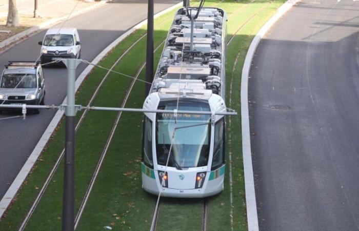 Parigi: un ciclista tra la vita e la morte dopo essere stato investito da un tram