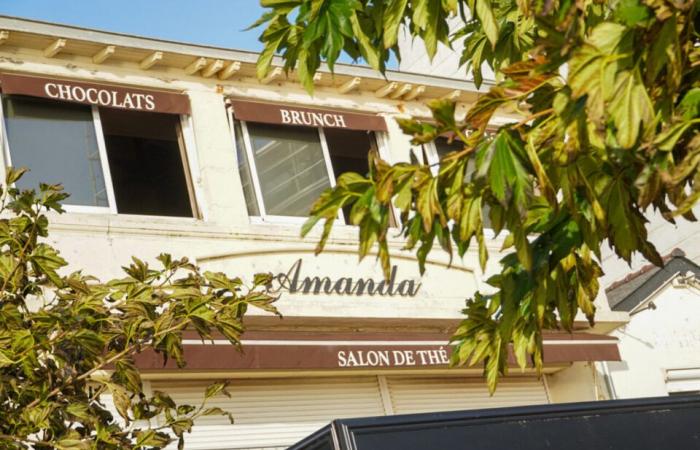 Sul Remblai des Sables-d'Olonne, dopo l'incendio in questo locale, i passanti reagiscono