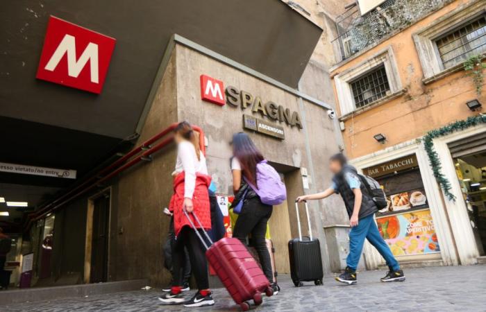 Roma, traffico e disagi per sciopero e manifestazioni: Chiuse alcune stazioni della metro