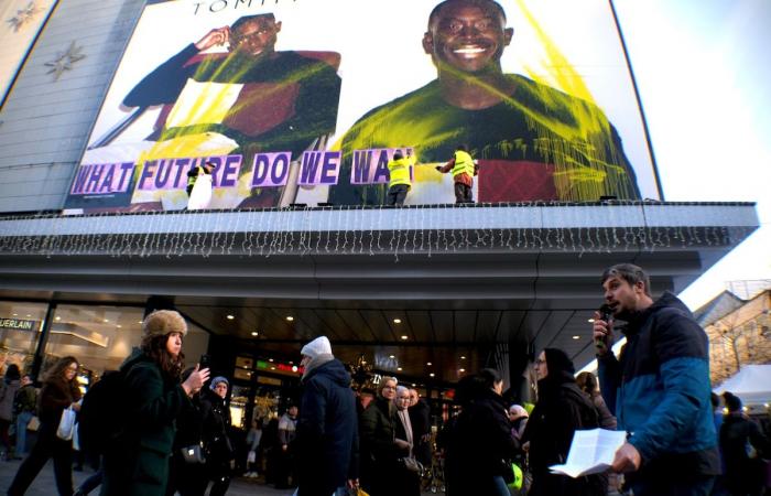 “Che futuro vogliamo”? Gli attivisti sventolano un enorme striscione sull’Inno di rue Neuve per denunciare il consumo eccessivo durante il Black Friday