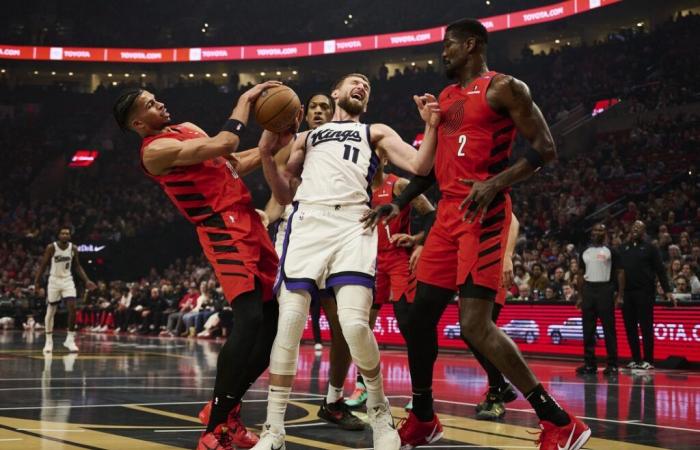 Deandre Ayton, Trail Blazers supera i Kings