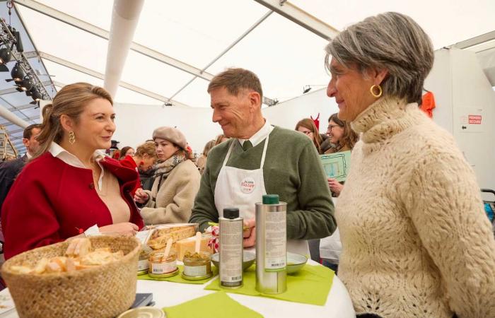 Yorkshire Toffee ruba la scena alla Granduchessa Maria Teresa e a sua nuora al Bazar della Croce Rossa