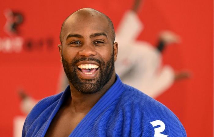 Teddy Riner dice “grazie” ai suoi cari durante una serata a Parigi