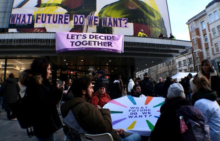 “Che futuro vogliamo”? Gli attivisti sventolano un enorme striscione sull’Inno di rue Neuve per denunciare il consumo eccessivo durante il Black Friday