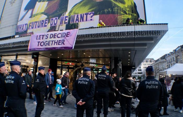 “Che futuro vogliamo”? Attivisti sventolano uno striscione all’Inno di rue Neuve per denunciare il consumo eccessivo durante il Black Friday (FOTO)