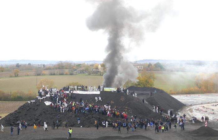 Vendine, manifestazione contro gli impianti di rivestimento dell'asfalto