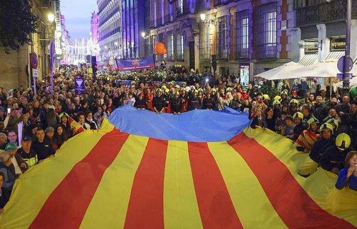 Spagna. A Valencia migliaia di persone denunciano ancora la gestione delle inondazioni