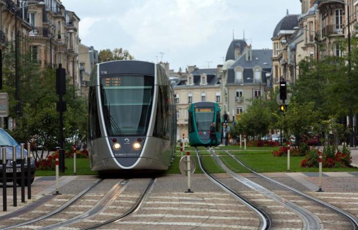 Un minorenne indagato per tentato omicidio dopo un'aggressione a martellate sul tram