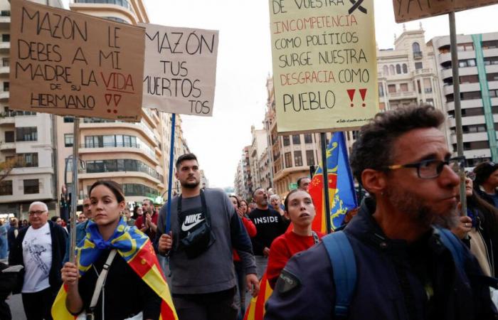 Alluvione in Spagna: diverse migliaia di persone manifestano a Valencia contro la gestione delle autorità