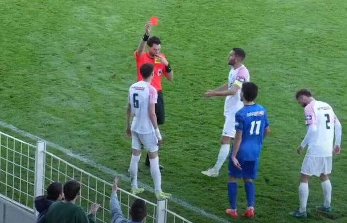 Calcio (Coupe de France): perché l'arbitro non avrebbe mai dovuto escludere il difensore dell'ACFC Paul Bentayou [vidéo]