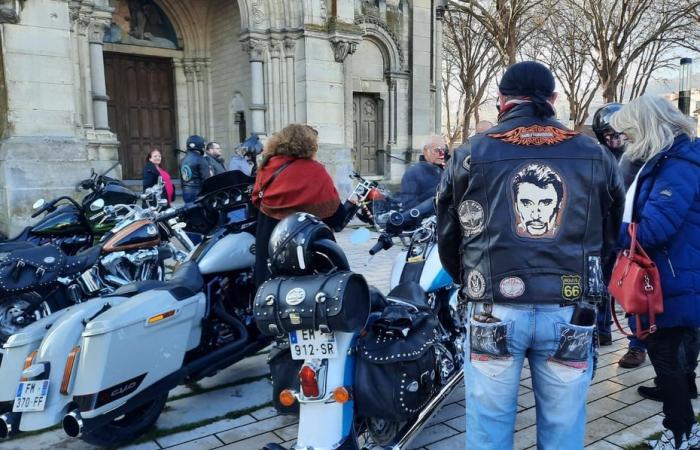 i fan del rocker onorano la sua memoria in una chiesa