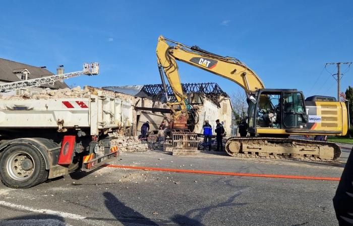 “In 45 minuti non è rimasto più nulla”: un'auto investe un edificio sulla strada Tarbes-Lée e provoca un incendio, un morto