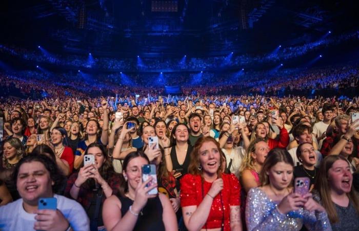 Mega Toby che bacia e Marthe incinta del K3 sono raggianti: questo era lo Studio 100 SingALong nello Sportpaleis