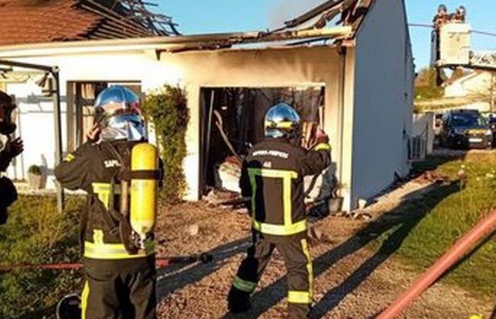 L'adolescente fa il pieno di benzina al suo motorino, con il motore acceso, e dà fuoco alla casa di famiglia