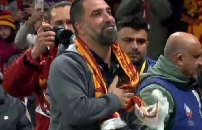 Accoglienza entusiasta dei tifosi del Galatasaray all’Arda Turan