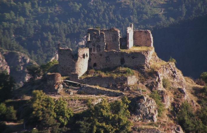 costruì la sua casa sul tetto di un castello in rovina