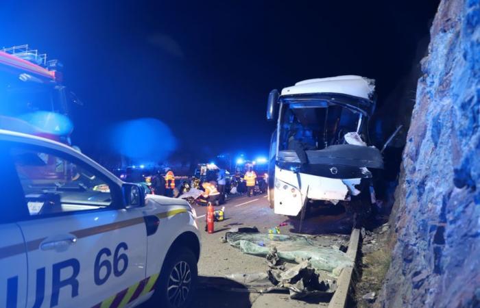 FOTO. 2 morti in un terribile incidente d'autobus in montagna, una trentina i feriti, quello che sappiamo della tragedia