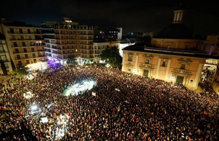 un mese dopo le inondazioni mortali, quasi 100.000 persone scendono in piazza a Valencia per chiedere responsabilità