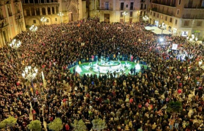 Spagna: a Valencia quasi 100.000 manifestanti criticano la gestione delle inondazioni