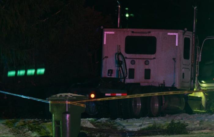 Inseguimento della polizia: l’uomo investe tre auto della polizia con il camion rubato