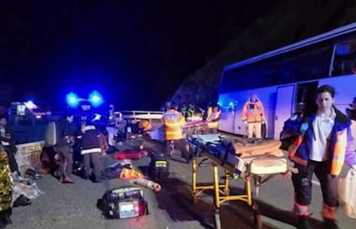 almeno due persone sono morte in un incidente d'autobus