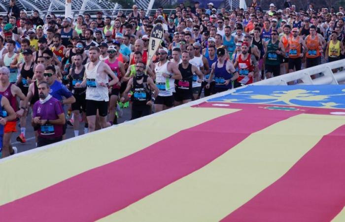 La Maratona inizia con un sentito omaggio alle vittime della dana e del clima previsto