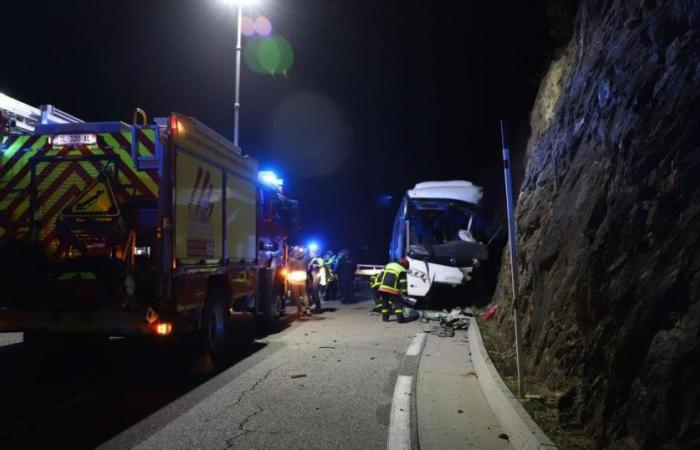 almeno 2 morti e 10 feriti gravi in ​​un incidente d’autobus spagnolo