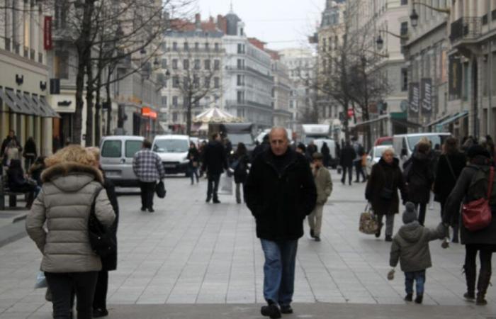 Manifestazione anti-Black Friday in centro, palline puzzolenti lanciate nei negozi