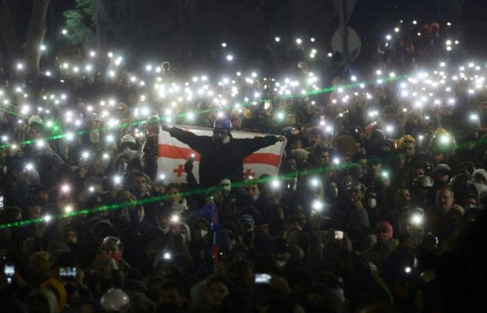 migliaia di manifestanti pro-Unione europea sono scesi in strada per la quarta notte consecutiva