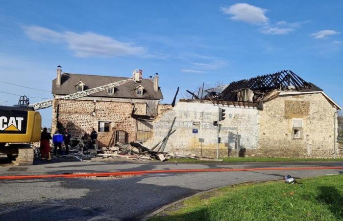 “In 45 minuti non è rimasto più nulla”: un'auto investe un edificio sulla strada Tarbes-Lée e provoca un incendio, un morto