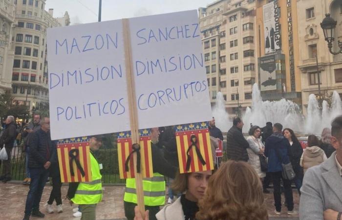 a Valencia, quasi 100.000 persone denunciano la gestione delle inondazioni mortali in Spagna