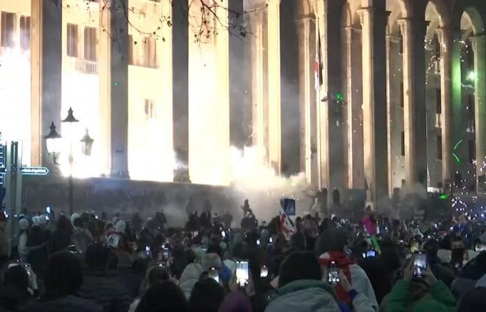 Proseguono le proteste in Georgia, i manifestanti lanciano fuochi d’artificio contro il palazzo del parlamento