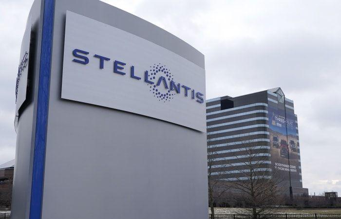 Il CEO di Stellantis, Carlos Tavares, si dimette, annuncia la casa automobilistica