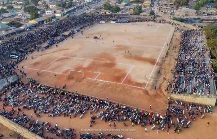 decine di morti negli scontri durante una partita di calcio, secondo i medici