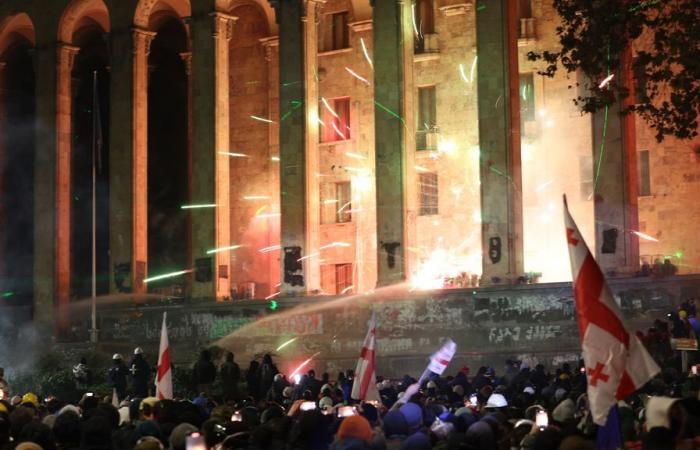 Proseguono le proteste in Georgia, i manifestanti lanciano fuochi d’artificio contro il palazzo del parlamento