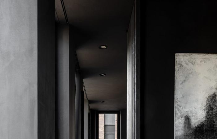 Un appartamento contemporaneo completamente nero per architetti