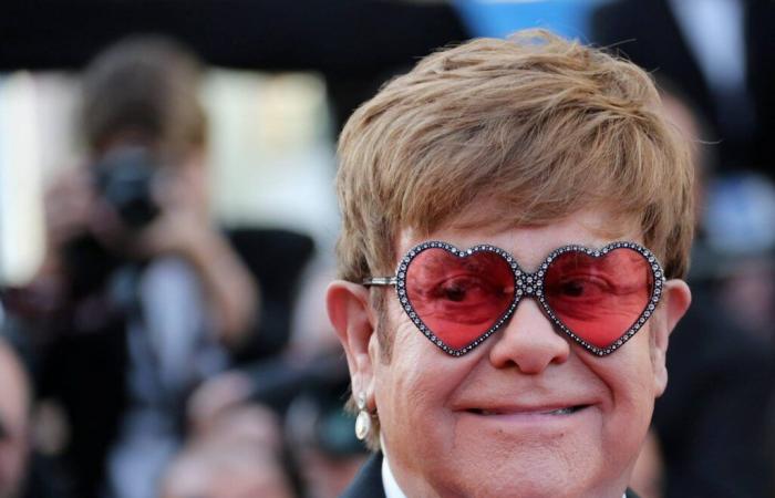 Elton John afferma di aver perso completamente la vista a causa di un’infezione agli occhi