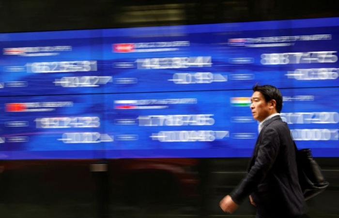 Le azioni asiatiche salgono dopo i record di Wall Street; il dollaro rimbalza