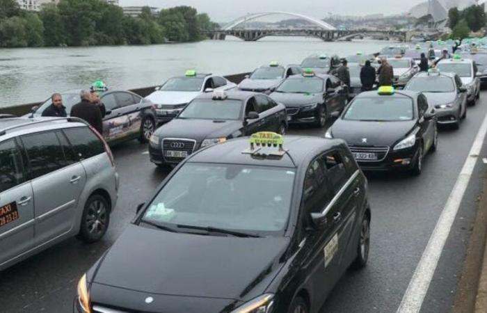 Massiccia protesta dei taxi, seguono blocchi/interruzioni