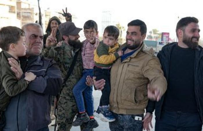 le famiglie festeggiano il ritorno ad Aleppo, la seconda città della Siria caduta nelle mani di ribelli e jihadisti