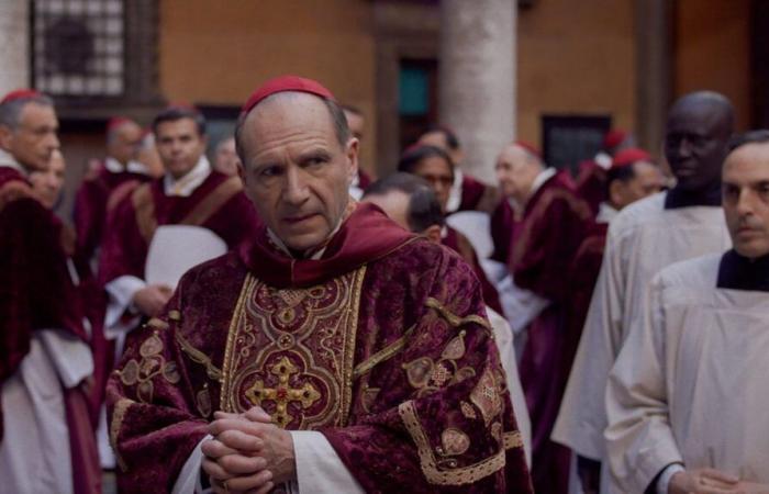 Ralph Fiennes in un thriller sofisticato all’interno del Vaticano