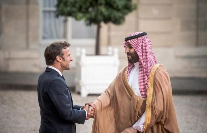 Macron ricevuto da MBS a Riad per parlare di un Medio Oriente “post-7 ottobre”.