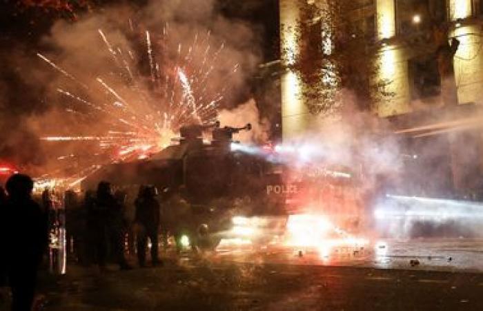 migliaia di manifestanti europeisti a Tbilisi per la quinta sera consecutiva