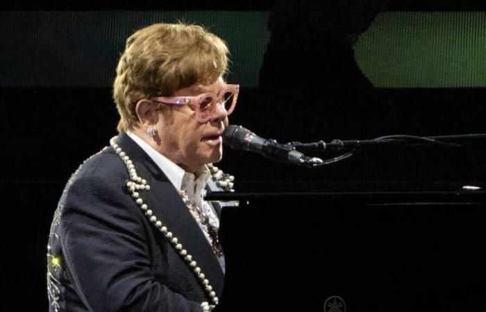 il cantante Elton John parla della sua salute dopo l'infezione agli occhi