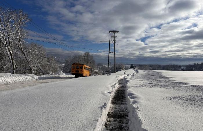 La neve effetto lago continua nei Grandi Laghi dopo che sono caduti 5 piedi e una nuova tempesta è in arrivo