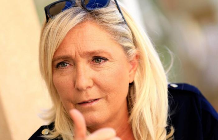 Bilancio 2025: Marine Le Pen chiede al governo di rinunciare alla deindicizzazione delle pensioni per sfuggire alla censura