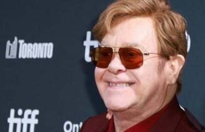 Elton John è diventato cieco