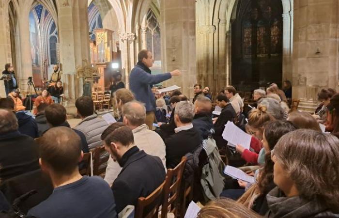 dopo anni trascorsi nel cantiere della cattedrale, il coro dei compagni prepara uno spettacolo unico