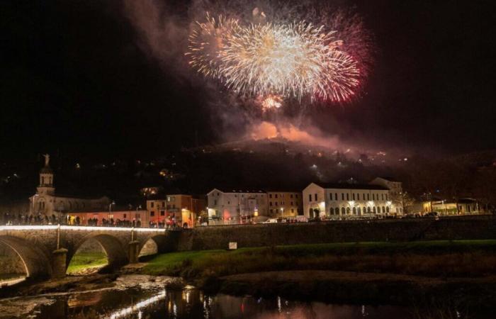 un grande spettacolo pirotecnico come apoteosi